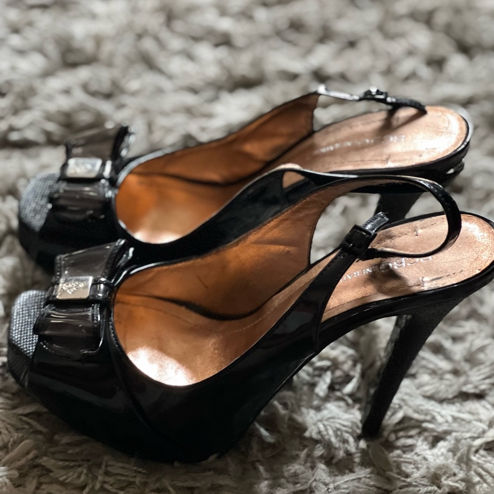 Bow peep toe pump